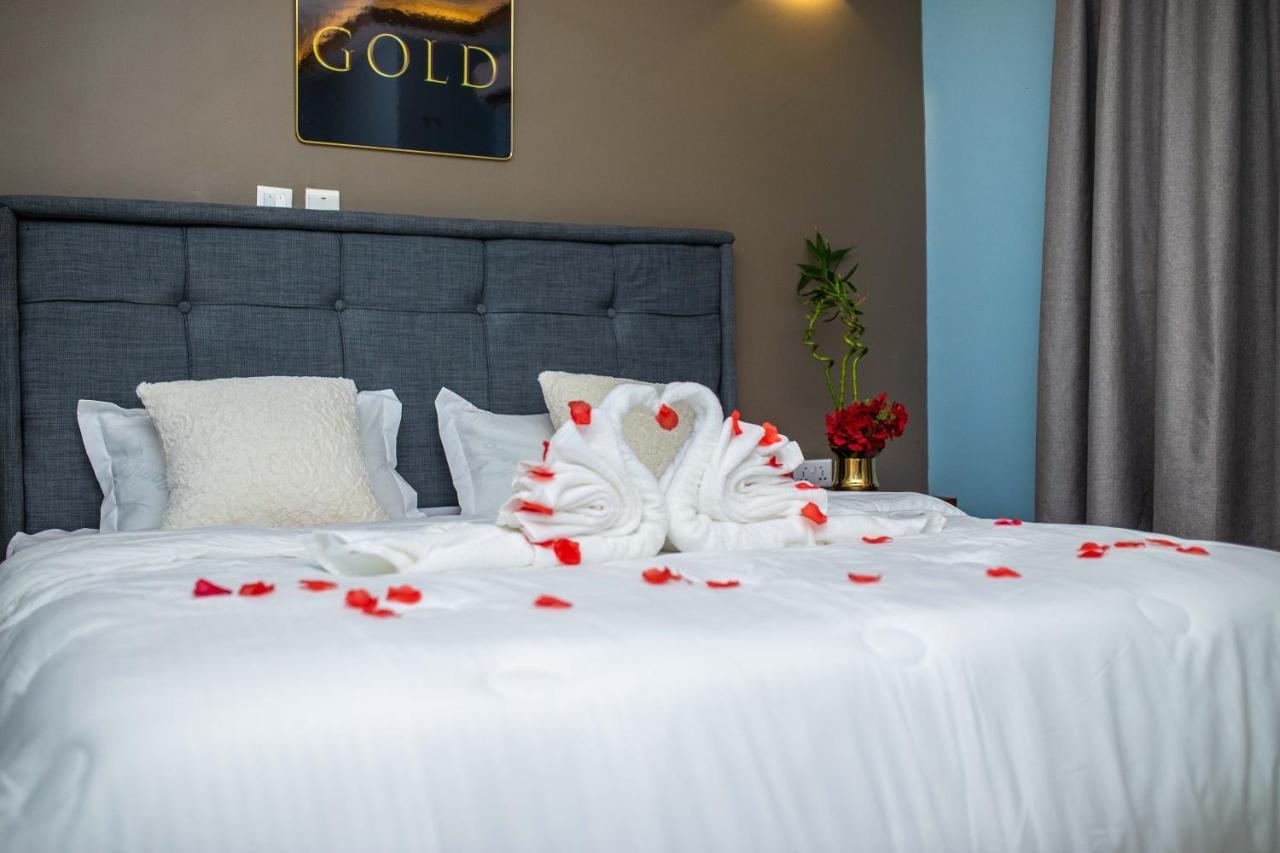 Piano & Gold Collections, Peduase Hotel Peduasi Exterior photo